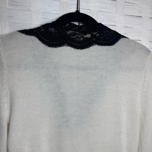 Beyond Vintage Cream Snap Closure with Lace Detail Lightweight Sweater Size S - Picture 7 of 13